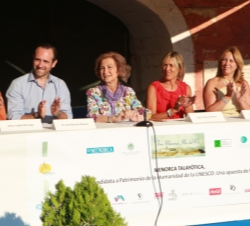 Doña Sofía en la mesa presidencial, junto al presidente de las Illes Balears, la secretaria de Estado de Turismo, la delegada del Gobierno en Baleares